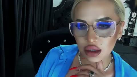 Snapshot of lovelyblondyxxx chatting on June 17, 11:38 pm PrAllinXXXa online show from June 17, 11:38 pm