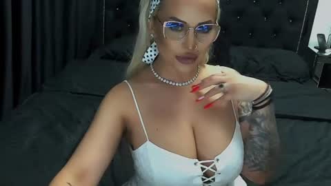 Snapshot of lovelyblondyxxx chatting on June 18, 10:36 pm PrAllinXXXa online show from June 18, 10:36 pm