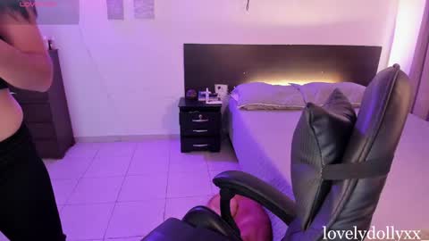 Snapshot of lovelydollyxx_ chatting on May 14, 12:45 pm lovely online show from May 14, 12:45 pm
