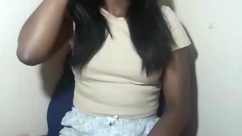 lovelylarra online show from January 6, 7:01 am