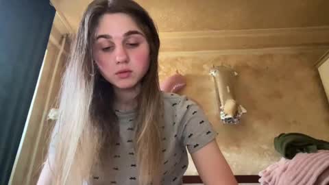 Snapshot of lovelysilk_63 chatting on May 24, 8:41 am ELA online show from May 24, 8:41 am