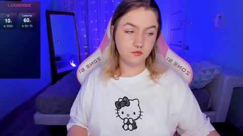 Snapshot of lovelyy_julia chatting on December 4, 8:23 am Julia online show from December 4, 8:23 am