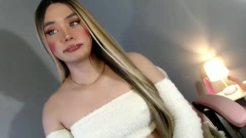 Snapshot of lovers_moon22 chatting on December 2, 1:25 am lovers moon22 online show from December 2, 1:25 am