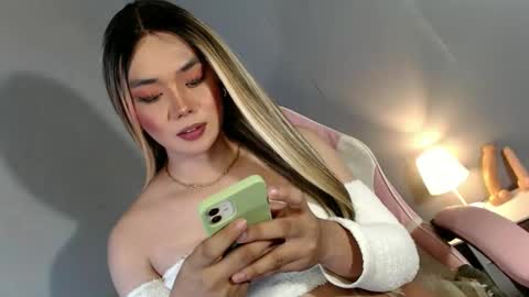 Snapshot of lovers_moon22 chatting on December 12, 12:48 am lovers moon22 online show from December 12, 12:48 am