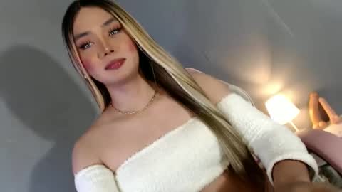 Snapshot of lovers_moon22 chatting on December 13, 10:02 pm lovers moon22 online show from December 13, 10:02 pm