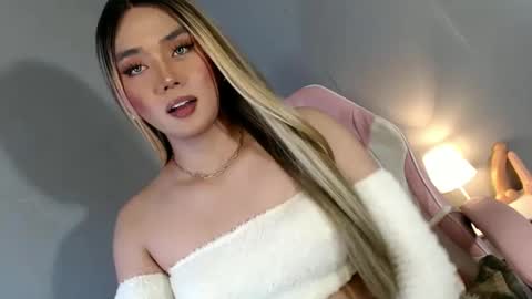 Snapshot of lovers_moon22 chatting on December 15, 12:51 am lovers moon22 online show from December 15, 12:51 am