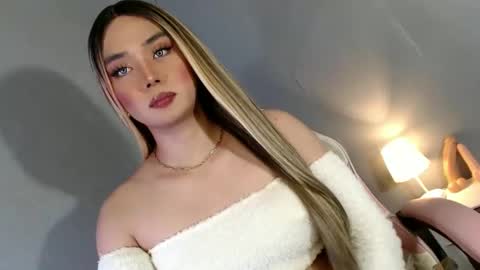 Snapshot of lovers_moon22 chatting on December 15, 10:37 pm lovers moon22 online show from December 15, 10:37 pm