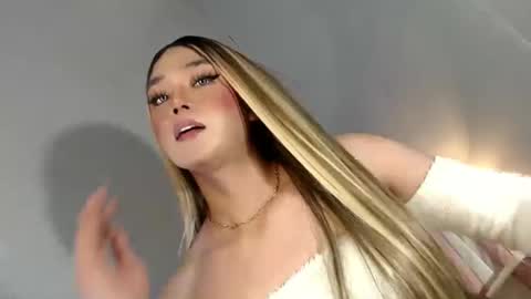 Snapshot of lovers_moon22 chatting on January 18, 2:47 am lovers moon22 online show from January 18, 2:47 am