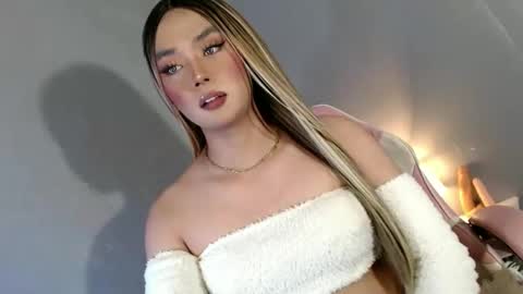 Snapshot of lovers_moon22 chatting on February 11, 2:14 am lovers moon22 online show from February 11, 2:14 am