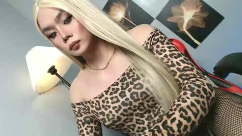 Snapshot of lovers_moon22 chatting on May 13, 12:02 pm lovers moon22 online show from May 13, 12:02 pm