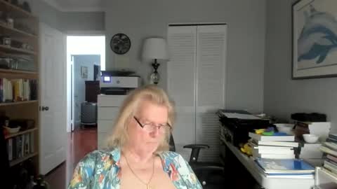 Snapshot of lovestylistwomen chatting on May 6, 6:19 am Michael online show from May 6, 6:19 am