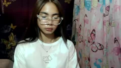 Snapshot of loving_rhean chatting on June 17, 12:13 am loving_rhean online show from June 17, 12:13 am