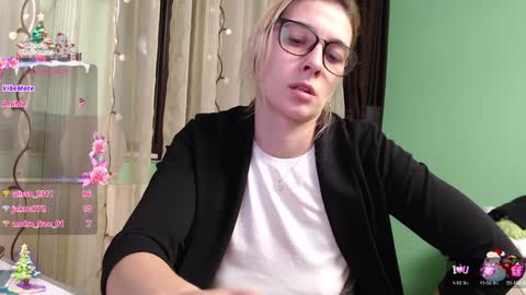 Snapshot of lovingfeetheels chatting on December 4, 10:24 am Antonia online show from December 4, 10:24 am