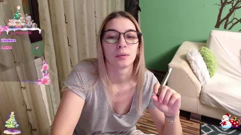 Snapshot of lovingfeetheels chatting on December 16, 7:04 am Antonia online show from December 16, 7:04 am