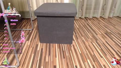 Snapshot of lovingfeetheels chatting on December 17, 8:56 am Antonia online show from December 17, 8:56 am