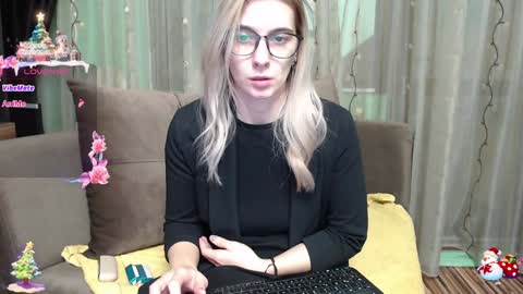 Snapshot of lovingfeetheels chatting on December 30, 6:53 am Antonia online show from December 30, 6:53 am