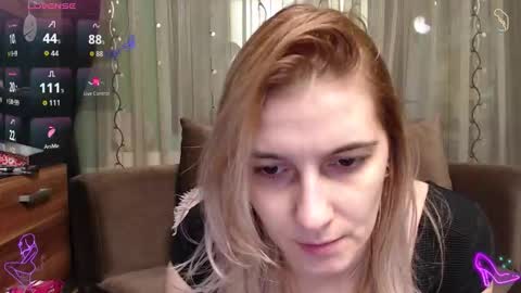 Snapshot of lovingfeetheels chatting on November 24, 7:08 am Antonia online show from November 24, 7:08 am