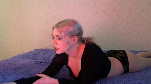 Snapshot of loxsu chatting on June 7, 9:51 pm Aiden and Emma online show from June 7, 9:51 pm