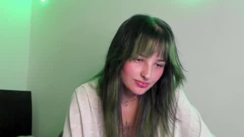 Snapshot of luaar_moon chatting on March 25, 9:21 pm Jenn online show from March 25, 9:21 pm