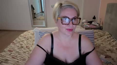 luana online show from December 5, 8:23 am