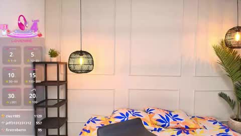 lUAN online show from November 18, 7:51 pm