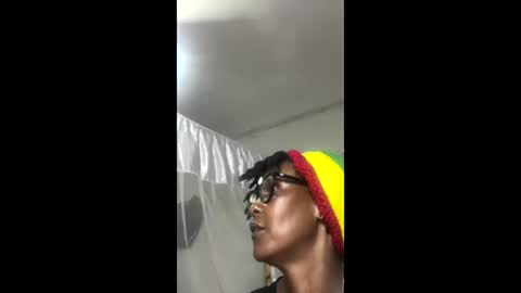 Snapshot of luannecrazy chatting on June 2, 7:27 pm luannecrazy online show from June 2, 7:27 pm