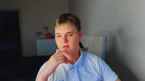 Snapshot of lucas_dany chatting on December 16, 11:48 am Lucas Gill online show from December 16, 11:48 am