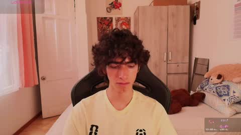 lucas_xo online show from April 25, 8:39 pm