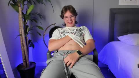 Snapshot of lucass_morales chatting on June 2, 2:52 pm Lucas Morales online show from June 2, 2:52 pm