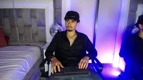 Snapshot of lucasthomson_ chatting on June 23, 4:10 am lucasthomson_ online show from June 23, 4:10 am