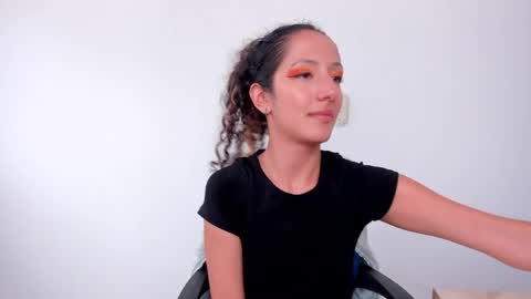 Snapshot of lucia_fuster chatting on May 5, 10:18 pm Lucia online show from May 5, 10:18 pm