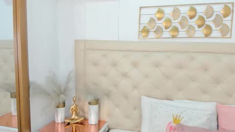 lucia_lorenz online show from December 21, 11:28 am