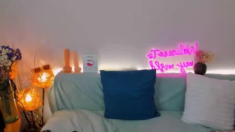 Snapshot of lucia_lucky chatting on November 15, 4:43 am Sindy online show from November 15, 4:43 am