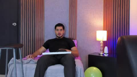 Snapshot of luciano_vitale_ chatting on July 6, 12:24 pm Luciano online show from July 6, 12:24 pm