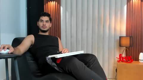 Snapshot of luciano_vitale_ chatting on July 16, 6:36 pm Luciano online show from July 16, 6:36 pm