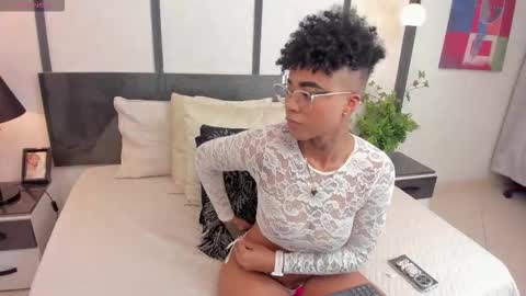  lucia wallace  online show from December 4, 12:20 am