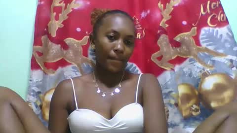 Snapshot of lucie196645 chatting on June 4, 7:36 am lucie196645 online show from June 4, 7:36 am