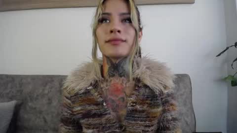 Snapshot of luciiana_lol chatting on May 12, 3:53 pm luciiana online show from May 12, 3:53 pm