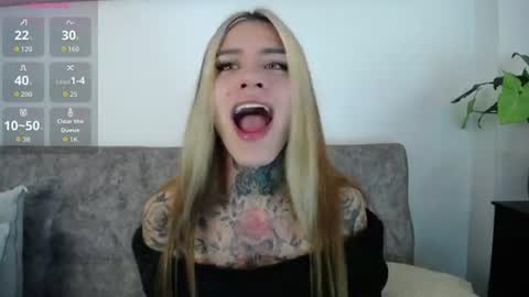 Snapshot of luciiana_lol chatting on June 14, 12:07 pm luciiana online show from June 14, 12:07 pm