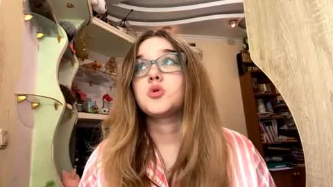 Snapshot of lucillahisserich chatting on June 14, 10:28 am Ember online show from June 14, 10:28 am