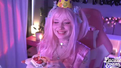 Snapshot of lucille_evans chatting on July 30, 6:23 am Lucy UwU online show from July 30, 6:23 am