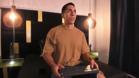 Snapshot of lucio__fox chatting on May 8, 11:37 am Lucio online show from May 8, 11:37 am