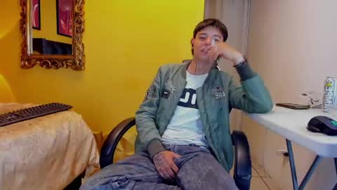 luckk_ online show from June 8, 1:39 am