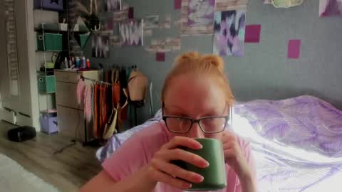 lucky_licky20 online show from May 15, 2:18 am