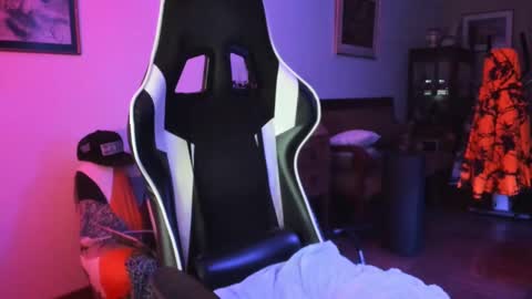 Snapshot of luckydrakex chatting on December 21, 6:02 pm Lucky online show from December 21, 6:02 pm