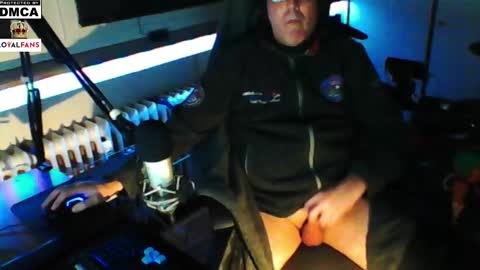 Snapshot of luckyfreak1 chatting on December 22, 8:03 pm call me Stefan online show from December 22, 8:03 pm