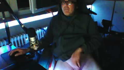 Snapshot of luckyfreak1 chatting on April 18, 7:07 pm call me Stefan online show from April 18, 7:07 pm