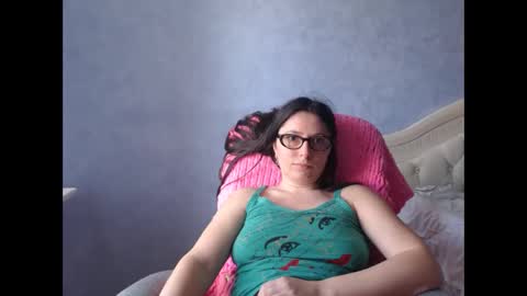 Snapshot of luckylinda23 chatting on June 8, 11:21 am luckylinda23 online show from June 8, 11:21 am