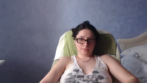 Snapshot of luckylinda23 chatting on June 15, 10:39 am luckylinda23 online show from June 15, 10:39 am