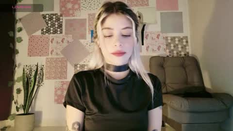 Snapshot of luckysapphire777 chatting on June 6, 1:27 pm luckysapphire777 online show from June 6, 1:27 pm
